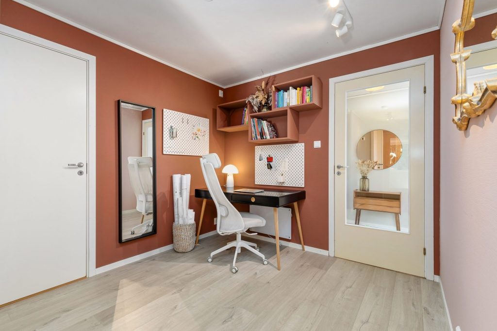 Bureau aménagé sur un parquet clair