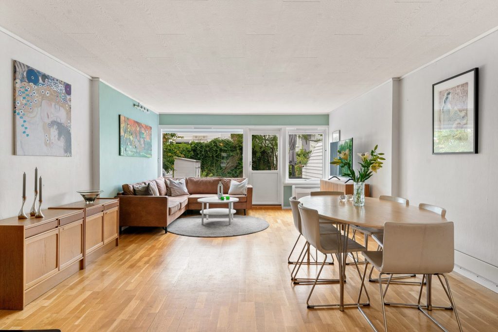 Grand séjour avec parquet en chêne et coin repas