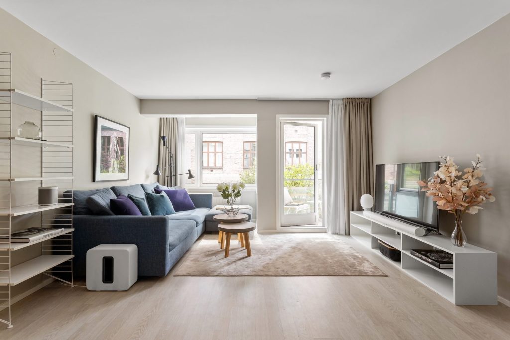 Salon avec parquet contrecollé clair